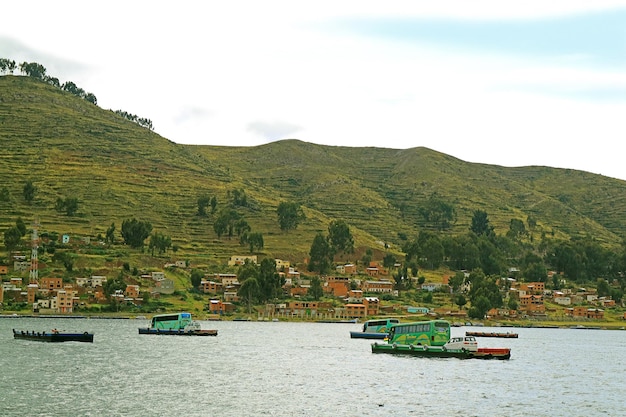 Autobuses en transbordadores que cruzan el Estrecho de Tiquina en el Lago Titicaca Bolivia América del Sur