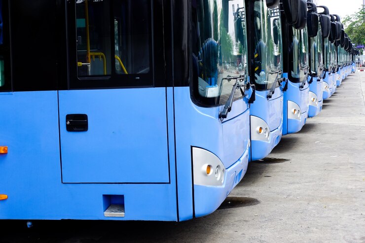 Autobuses turísticos azules en el estacionamiento