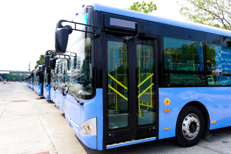 Autobuses turísticos azules en el estacionamiento