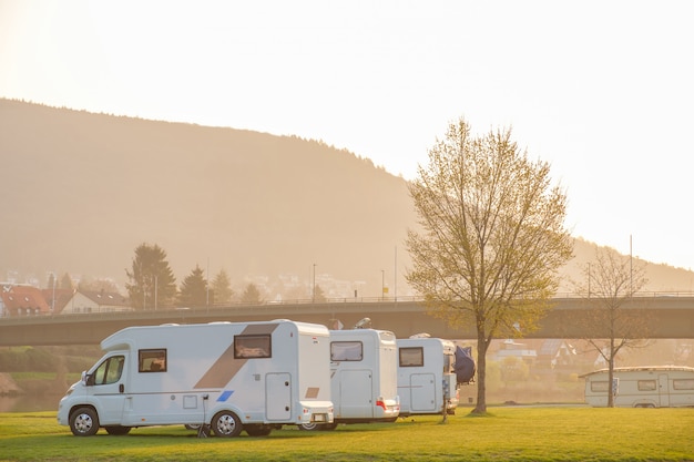 Autocaravana en camping en un día de verano