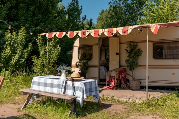 autocaravana con carpa en la naturaleza de verano