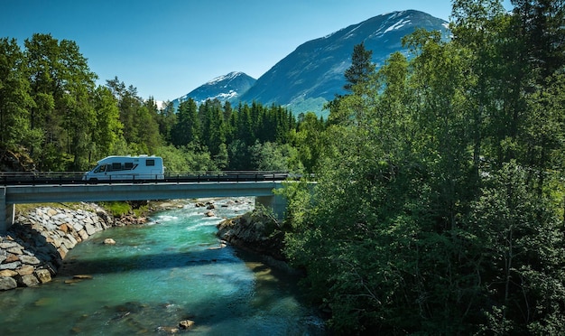 Autocaravana conduciendo a lo largo de un puente en un pintoresco condado de Vestland Noruega