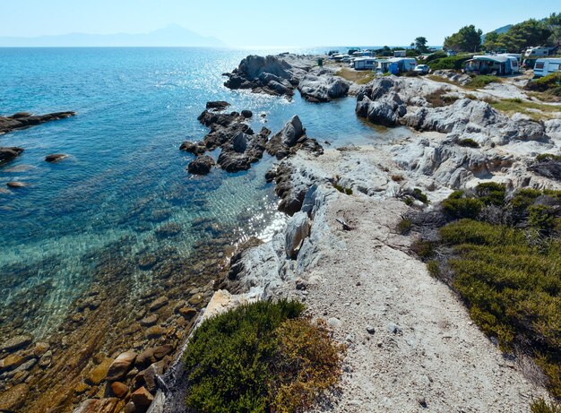 Autocaravana en la mañana de verano de la costa rocosa de Sithonia (Chalcidice, Grecia).