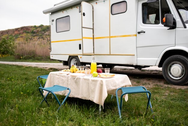 Autocaravana y mesa con arreglo de comida