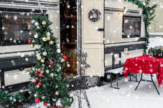 Autocaravana moderna no acampamento de inverno decorado para natal ou feliz ano novo feriado