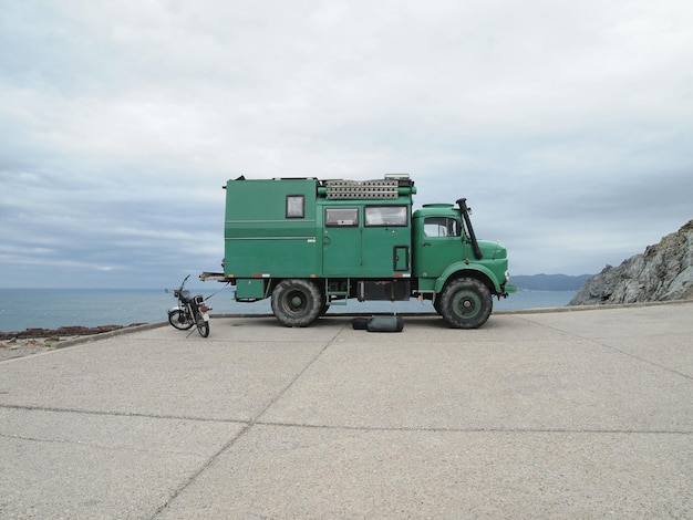 Autocaravana de pie cerca de la carretera del mar desde Portbou a Colera Costa Brava Girona provincia Cataluña España