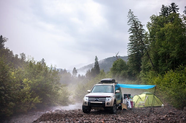 Autocaravana en el río de la montaña.