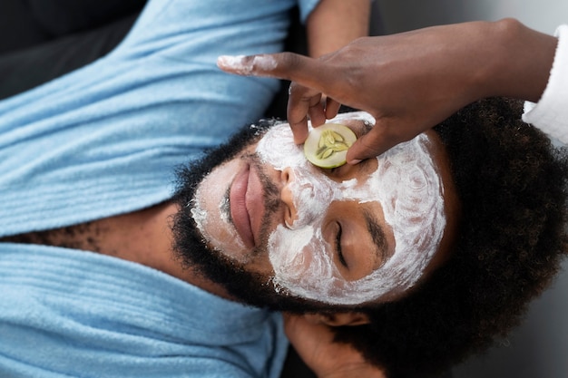 Foto autocuidado en casa con mascarilla