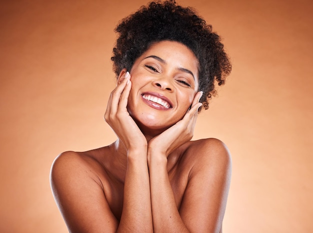 Autocuidado de beleza e retrato facial de mulher negra satisfeita com rotina de cuidados com a pele de tratamento de amor próprio e cosméticos naturais Dermatologia maquiagem de luxo e garota africana feliz com o brilho da pele facial