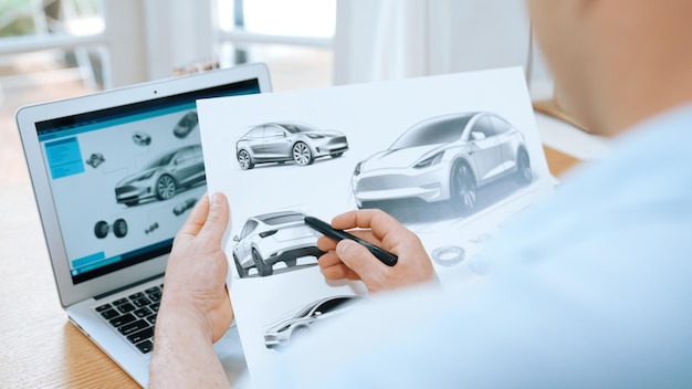 Autodesigner analysiert sorgfältig den Prototyp des Autos Synchronos