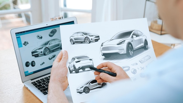 Autodesigner analysiert sorgfältig den Prototyp des Autos Synchronos