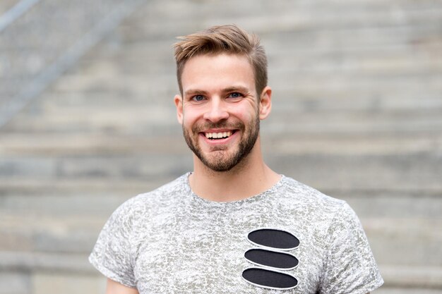 Autoestima y psicología positiva. Hombre guapo posando con confianza. El hombre se ve guapo en camisa casual. Chico con cerdas guapo y seguro. Éxito y estilo de vida. Sentirse increíble día a día.