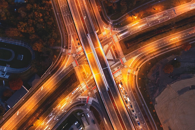 Autoestrada com muitos sinais na estrada, cruzamento de tráfego na estrada, visão noturna em altura