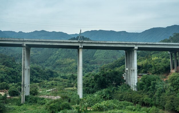 Autoestrada de concreto moderna ou ponte rodoviária principal em montanhas rurais