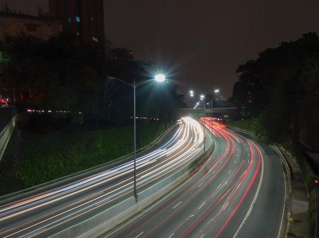 Autoestrada na cidade de São Paulo em trilhas de luz de longa exposição noturna