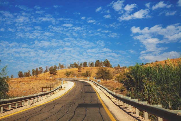 Autofahren auf Bergstraße im Norden Israels