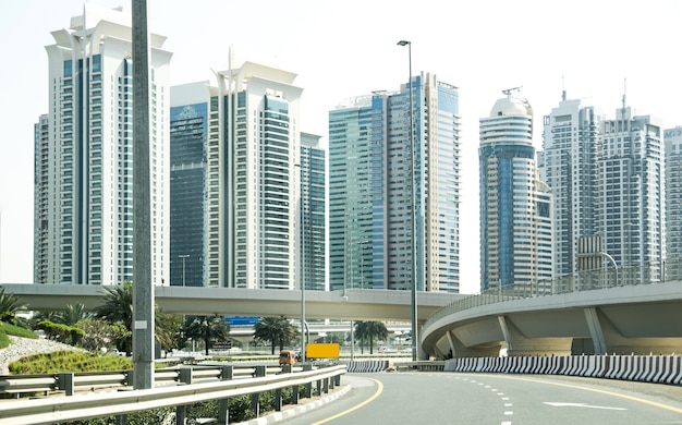 Autofahren in Big City Dubai VAE mit Verkehr auf der Highway Road