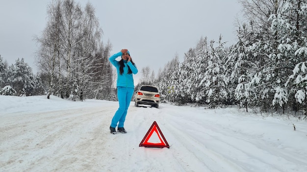 Autofahrerin ruft nach Autopanne im Winter um Hilfe