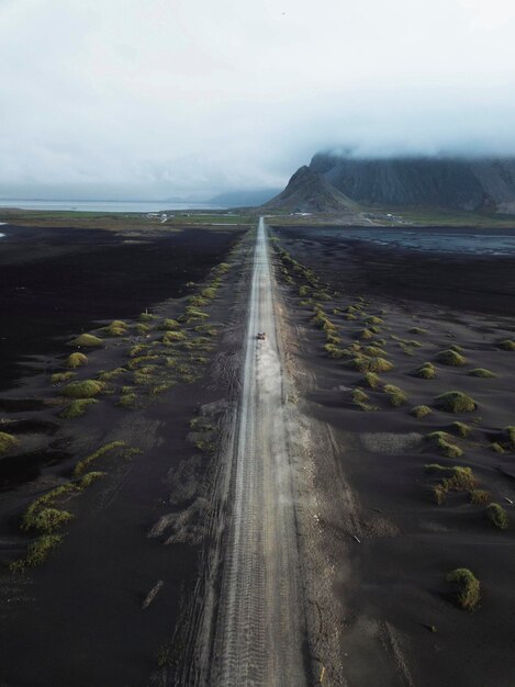 Autofahrt auf der Halbinsel Stokksnes im Südosten Islands