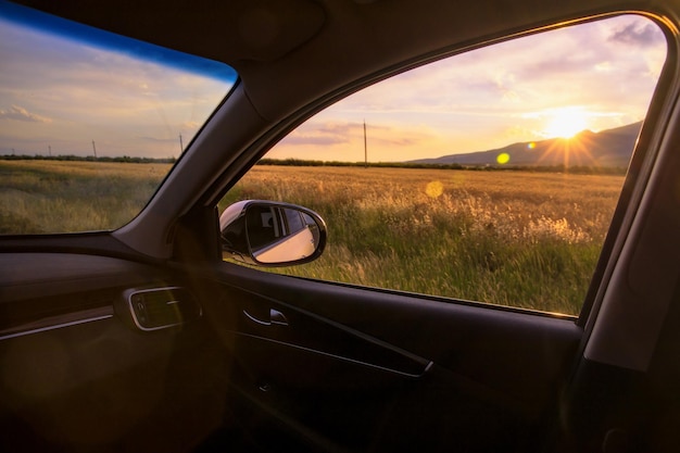 Autofenster mit Sonnenuntergang