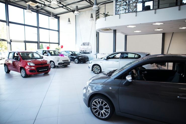 Foto autohaus showroom interieur mit brandneuen fahrzeugen zum verkauf.