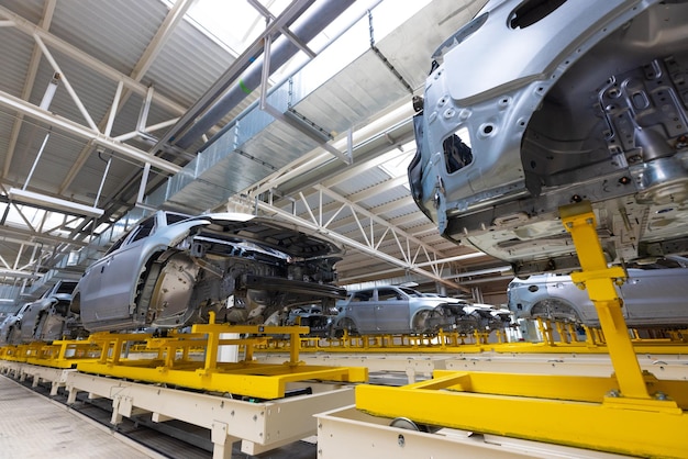 Autokarosserien sind am fließband. fabrik für die herstellung von autos. moderne automobilindustrie