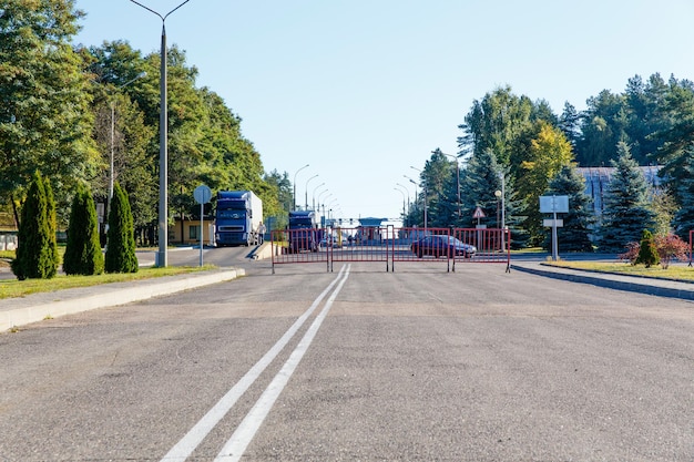 Autokontrollpunkt über der Staatsgrenze. Grenzübergangsstelle für LKW und PKW.