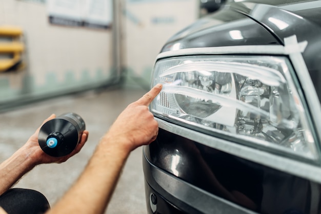 Automatische Detaillierung von Autoscheinwerfern beim Autowaschdienst.