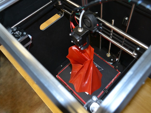 Automatischer dreidimensionaler 3D-Drucker führt Plastik durch.