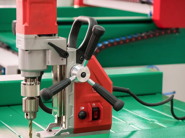 Automatisierte CNC-Ausrüstung für die Bearbeitung von Metall im Werk Elektrobohrmaschine Der programmierte Roboterkopf Teleaufnahme