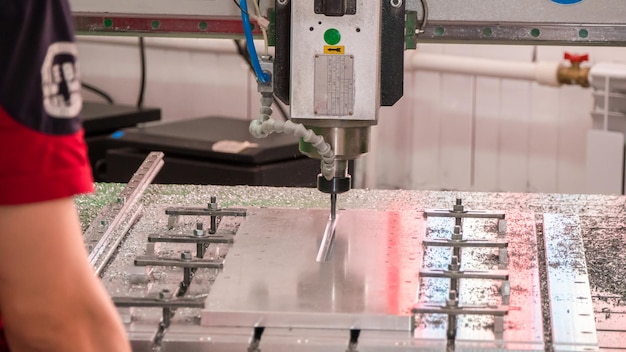 Automatisierte CNC-Ausrüstung für die Metallbearbeitung in Aktion Der programmierte Roboterkopf Teleaufnahme