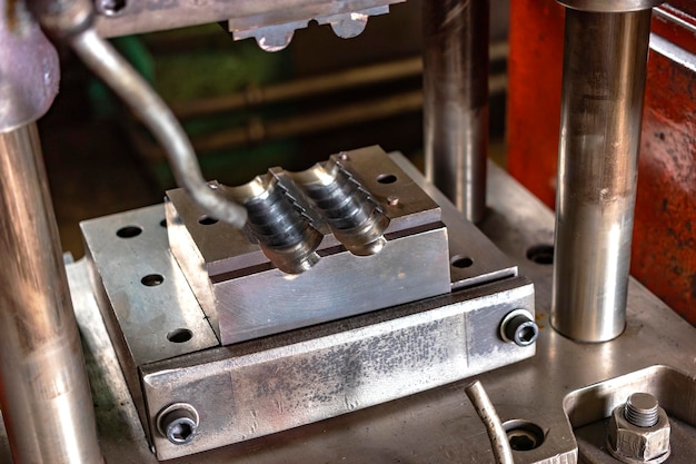 Automatización de la línea de producción de la máquina de estampado de la prensa hidráulica máquinas industriales de metalurgia Primer plano de una prensa hidráulica en un taller industrial en una fábrica