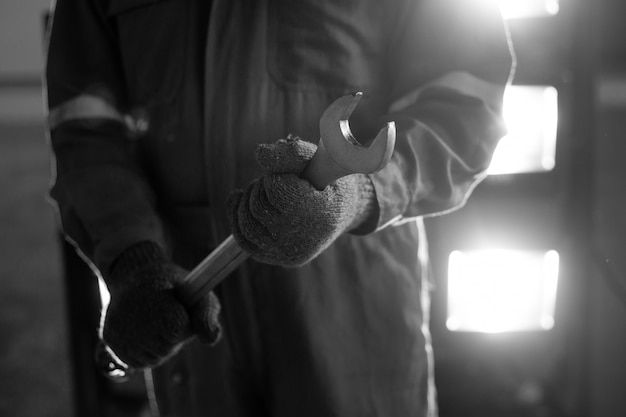 Automecánica en monos con llave o llave inglesa.