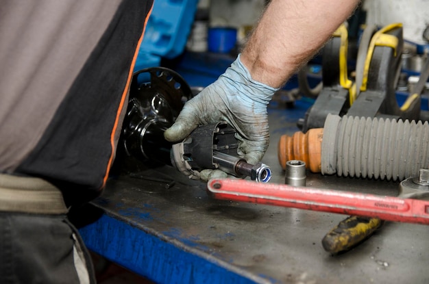 Automechaniker arbeiten am Automotor in der Mechanikerwerkstatt Reparaturservice authentische Nahaufnahme