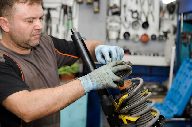 Automechaniker arbeiten am Automotor in der Mechanikerwerkstatt Reparaturservice authentische Nahaufnahme