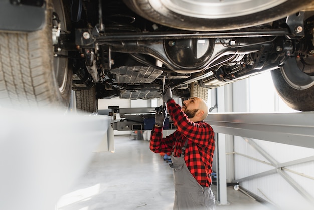 Automechaniker arbeitet in der Autowerkstatt