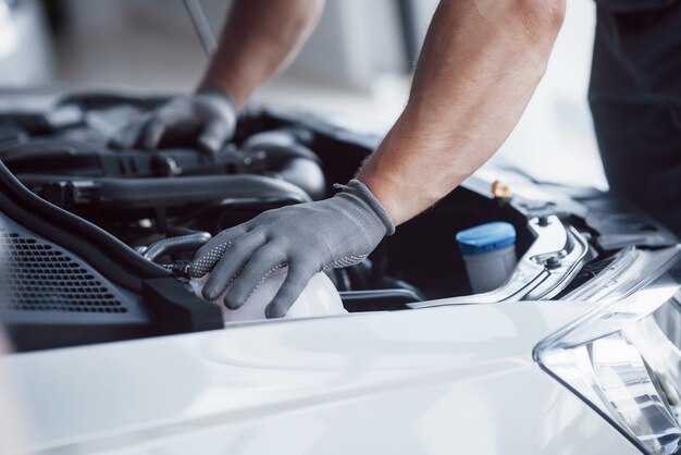 Automechaniker arbeitet in der Garage. Reparaturdienst