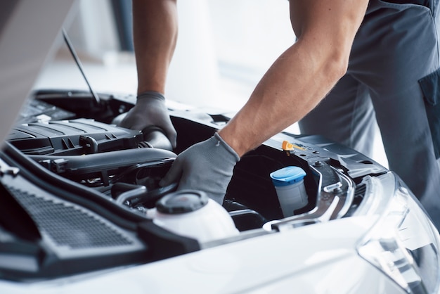 Automechaniker arbeitet in der Garage. Reparaturdienst