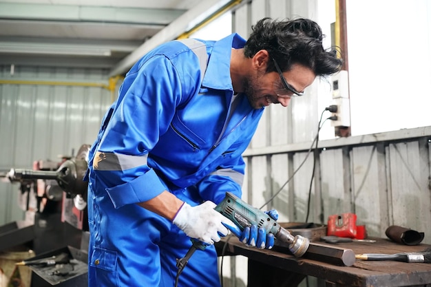 Automechaniker bei der Achsvermessung beim Autoservice