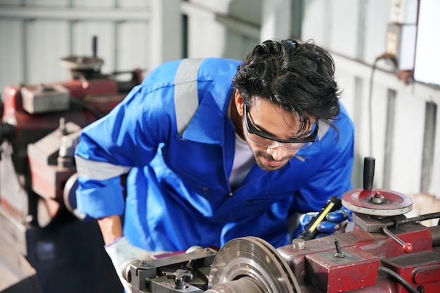 Automechaniker bei der Achsvermessung beim Autoservice