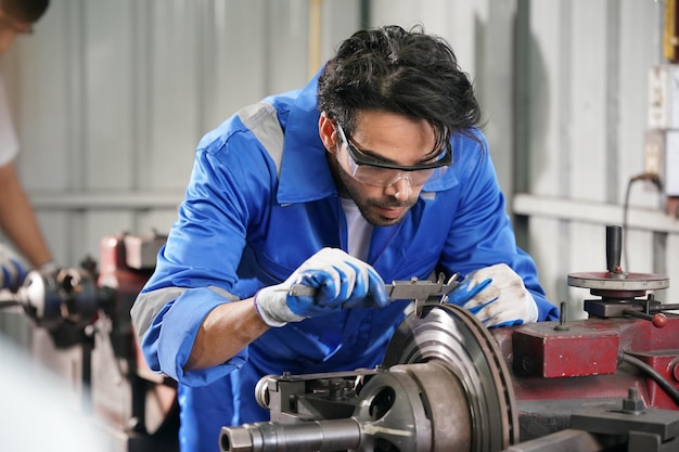 Automechaniker bei der Achsvermessung beim Autoservice