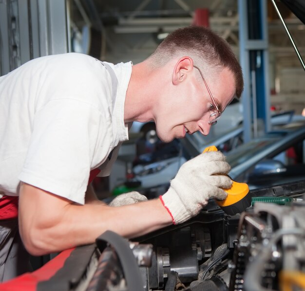 Automechaniker bei der Arbeit