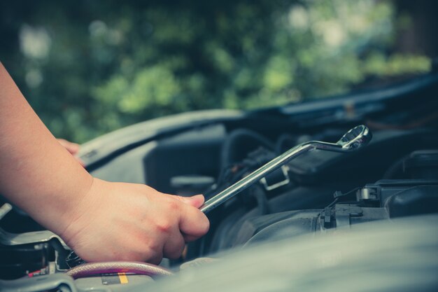 Foto automechaniker, der im autoreparaturservice in der selbstservice-mitte arbeitet