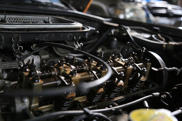 Automechaniker, der in der Garage arbeitet. Reparaturdienst.