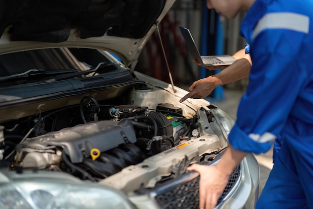 Automechaniker, der in der Garage arbeitet Reparaturservice