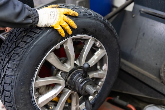 Automechaniker entfernt Radmuttern, um Bremsen zu überprüfen