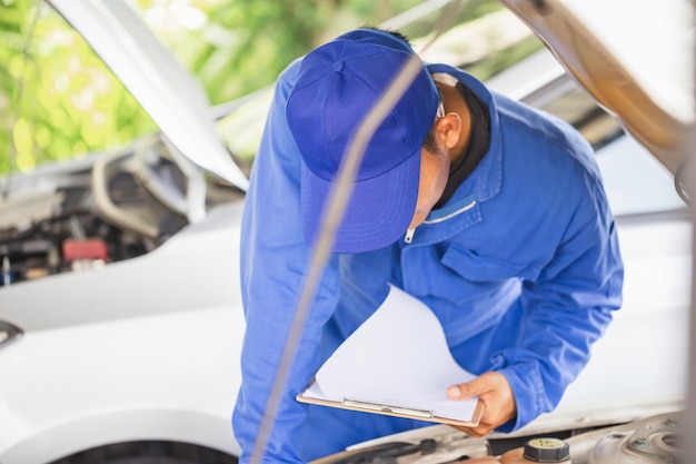 Foto automechaniker in einer werkstatt techniker in einer autowerkstatt