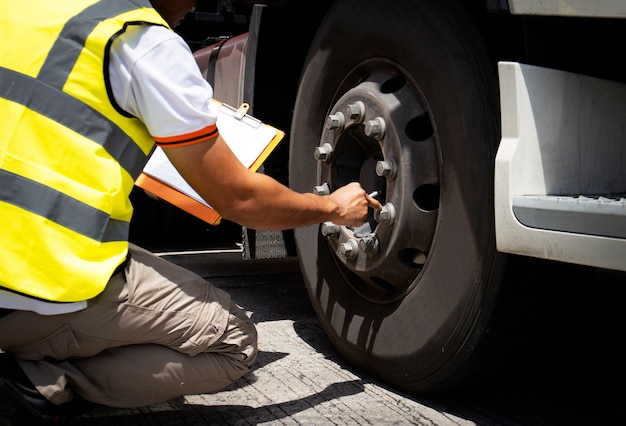 Automechaniker überprüft LKW-Rad.