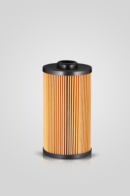Automobilfilter zylindrische Form von oranger Farbe auf weißem Hintergrund mit Reflexion
