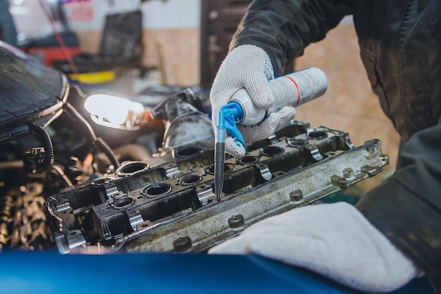 Automotorreparatur in der Werkstatt Motor zerlegt